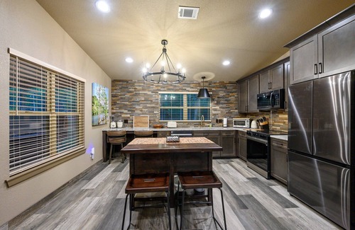 Broken Bow Cabin | 3 BR Near Gutter Chaos - 2 Min Walk W/Playground & Pickleball Court