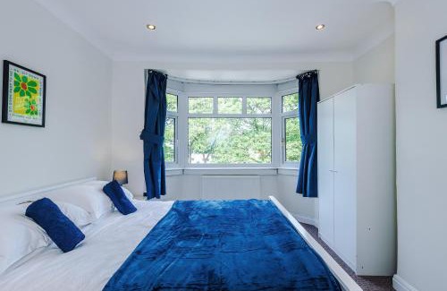 Prestwich House | 3 BR Property in Prestwich 15 mins from Manchester City Centre Garden Free parking Superfast WIFI Netflix