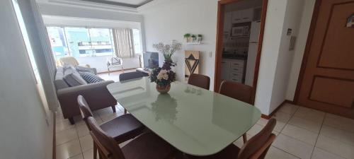 Capao da Canoa Apartment | 3 dormitórios, com excelente localização, vista para a Praça Flávio Boianoviski e para o mar