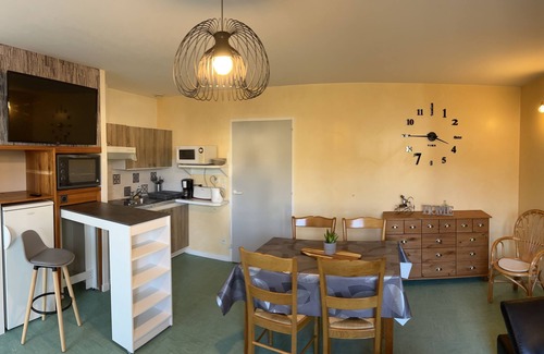 Eugenie-les-Bains Apartment | 3* gîte 50m from the spa, terrace, enclosed garden and private parking.
