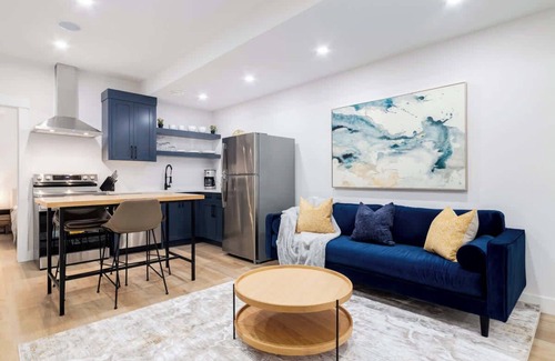 Glenbrook House | 3 King Beds, HotTub, Double Car Garage, 2 Full Kitchens