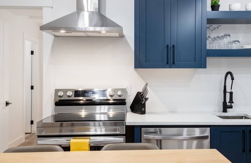 Glenbrook House | 3 King Beds, HotTub, Double Car Garage, 2 Full Kitchens