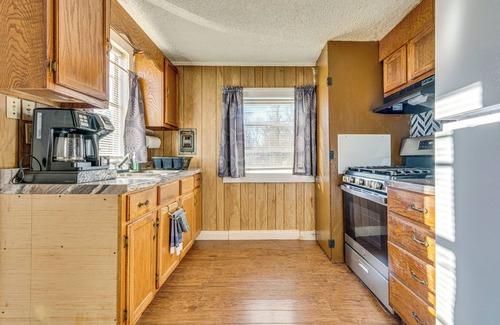 Pine Bluff House | 3 Mi to Lake Saracen: Pine Bluff Home w/Grill!