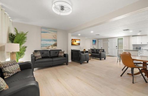 Ozona House | 3 miles to Honeymoon Island Firepit & Pool