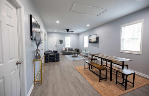 Burlington House | 3 Min to Downtown - 10 Min to Elon - Smart TVs