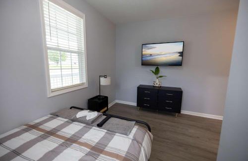 Burlington House | 3 Min to Downtown - 10 Min to Elon - Smart TVs