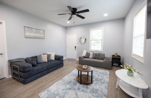 Burlington House | 3 Min to Downtown - 10 Min to Elon - Smart TVs
