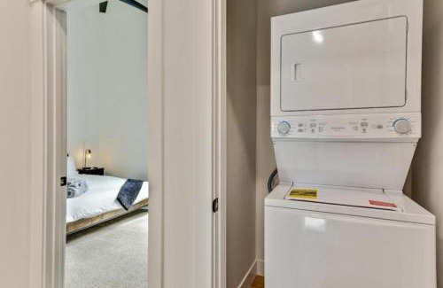 People's Freeway House | 3 Min to DT 2 Car Garage Lux Townhome King Bed