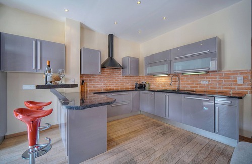 Cannes City Centre Apartment | 3 pièces avec balcon, vue sur le Vieux Port A2B022