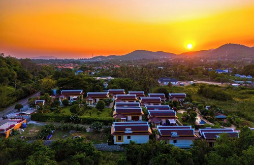 Pranburi Villa | 30° in February nestles into the Khao Tao mountains