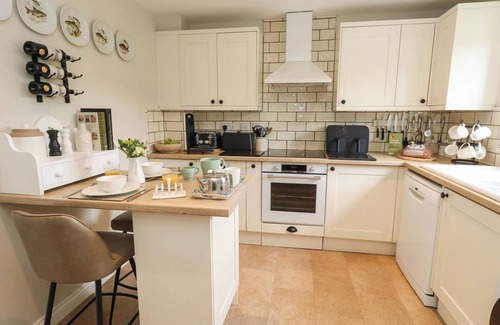 Maiden Newton Cottage | 31 BULL LANE, pet friendly, with a garden in Maiden Newton