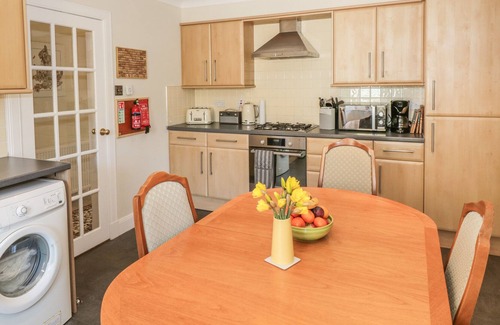 Aberdour Cottage | 32 HIGH STREET, family friendly, with a garden in Aberdour