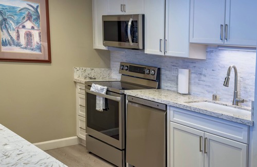North Pacific Beach Condo | 33% OFF PB True Oceanfront 1/9/2026 thru 1/16/2025 1 Bed 1 Bath Sleeps 6