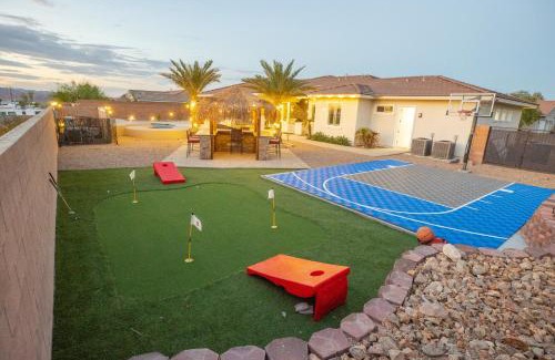 Foothills House | 3400 SqFt House W/40Ft Heated Pool/Spa- Strip View
