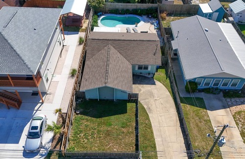 Biltmore Beach House | 3B/2B house with POOL. 700' to public boat ramp & .6 mi to beach access!