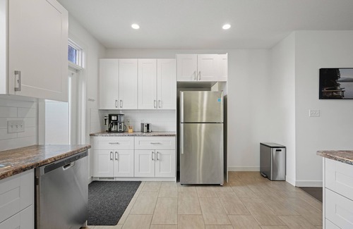 Jasper Place House | ★3B Executive Home★Fenced Yard ★ Private Deck BBQ