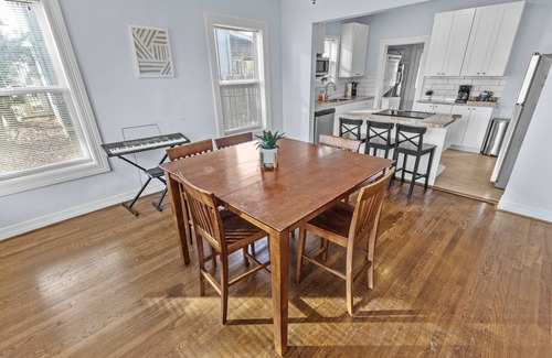 Riverside Terrace House | 3BD Historic Retreat: Parking, Fast Wi-Fi, L Groups