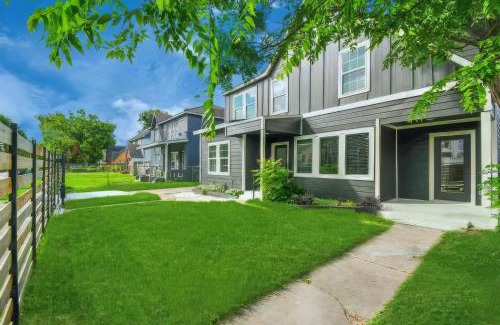 South Central Houston House | 3BR 1King 2Full 1Queen 1 Sofa Queen Beds DwnTwn Med Center