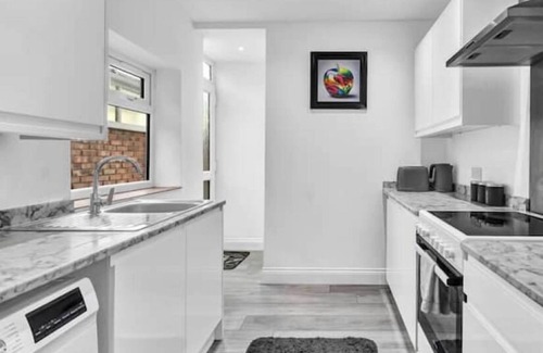 Offham House | 3BR, 2 bath, driveway, garden