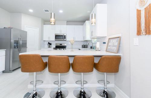 Conroe Apartment | 3BR 2 & half Bath Townhouse Modern Spacious Retreat Near Lake Conroe!