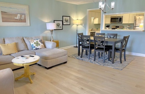 Caswell Beach Condo | 3BR/2BA Condo-On 8th Hole of Golf Course,6-min Walk to Beach,Sleeps8