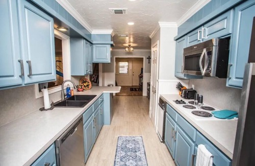 Lubbock House | 3BR 2BA HotTub firepit & Game room Quiet Neighborhood near shopping Entire house