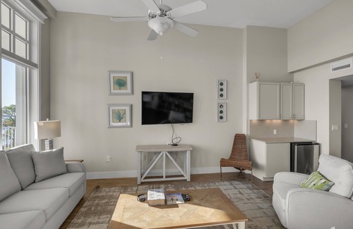 Baytowne Wharf Condo | 3BR/3BA Lasata ~ Top Floor ~ Golf Cart ~ Near Baytowne!