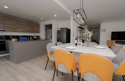 Marbella Apartment | 3BR Apt Cityview parking/balcony