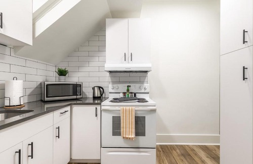 Hamilton Apartment | 3BR Apt w Netflix - Near King street