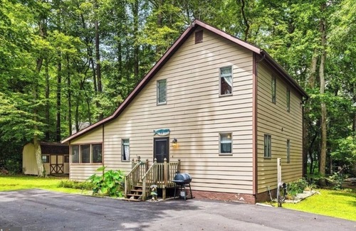 Ocean Pines House | 3BR charmer with hallway loft on large corner lot. Peaceful setting near ocean.