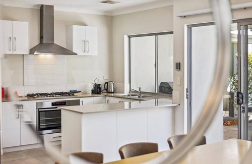 North Fremantle House | 3BR Family Retreat, 7 min Walk to Beach & Cafes