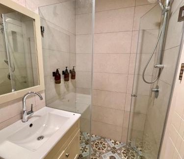 Nachlaot Apartment | 3BR Gem Steps from Shuk Machne Yehuda