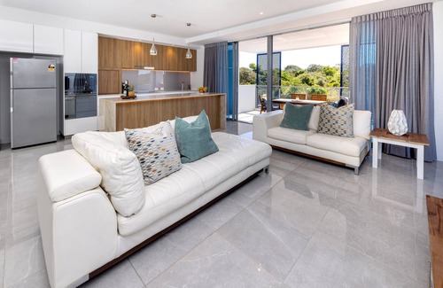 Bokarina Apartment | 3BR Lux Beachfront Escape - Pool Gym King bed