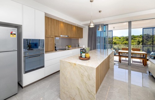 Bokarina Apartment | 3BR Lux Beachfront Escape - Pool Gym King bed