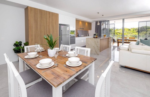 Bokarina Apartment | 3BR Lux Beachfront Escape - Pool Gym King bed