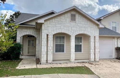 Medical Center District House | 3BR Townhouse with pool in Medical Center