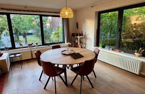 Stationsbuurt Zuid House | 3BR Villa with Big Garden, Ping-Pong, Cinema, Bath