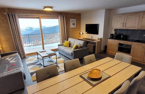 Plagne Villages Apartment | 3rd floor, view mountain, balcony, parking, tv, ski locker, 81m², La Plagne