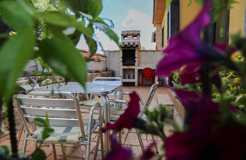 Colmenar del Arroyo Apartment | 4 accommodations with pool, garden and barbecues in an environment of nature.