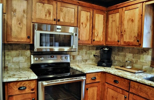 Waleska House | 4 B/R, Flat Lot, Only a few Steps to the Water, Beautiful Lake Front, Quiet Cove