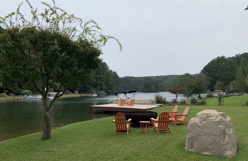 Waleska House | 4 B/R, Flat Lot, Only a few Steps to the Water, Beautiful Lake Front, Quiet Cove