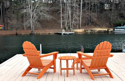 Waleska House | 4 B/R, Flat Lot, Only a few Steps to the Water, Beautiful Lake Front, Quiet Cove