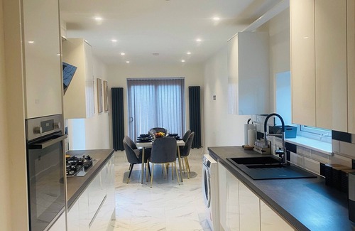 Valentines House | 4 bed 2 bath spacious lovely house in Ilford London