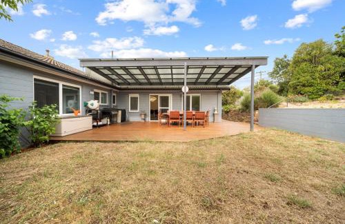 Curtin House | 4-Bed Family Home with Spacious Backyard and BBQ