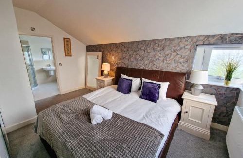 Trafford House | 4 Bed Home in Altrincham by City SuperHost