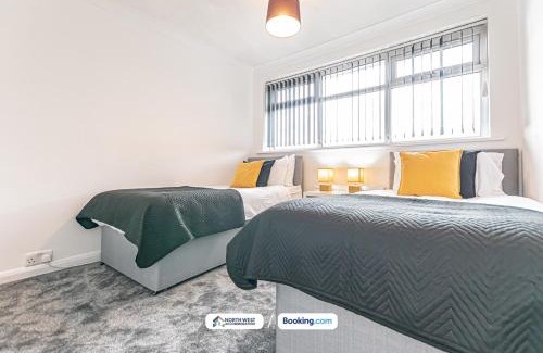 Lowton House | 4-Bed House in Lowton Ideal for Contractors & Families