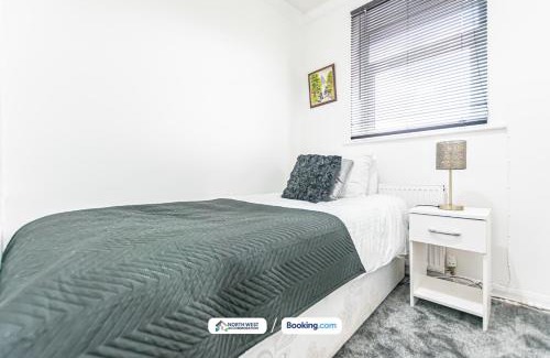 Lowton House | 4-Bed House in Lowton Ideal for Contractors & Families