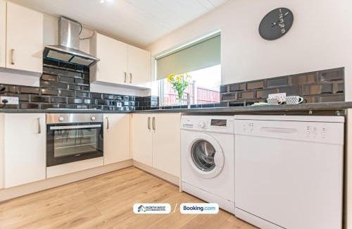 Lowton House | 4-Bed House in Lowton Ideal for Contractors & Families