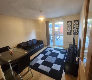 West Thurrock House | 4 Bed House - Sleeps 8 - Wifi - Parking