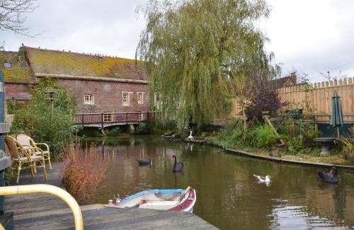 Wimborne House | 4 Bed in Corfe Mullen THOLD